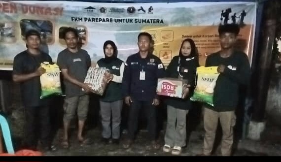 Ketua FKM Abdillah bersama Ketua PWI Parepare Fatahuddin menerima bantuan dari donatur untuk korban bencana Aceh dan Sumatera