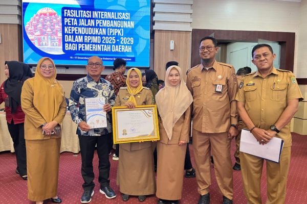 Kabupaten Sidrap menerima penghargaan Menteri Kependudukan dan Pembangunan Keluarga (Mendukbangga)/Kepala BKKBN