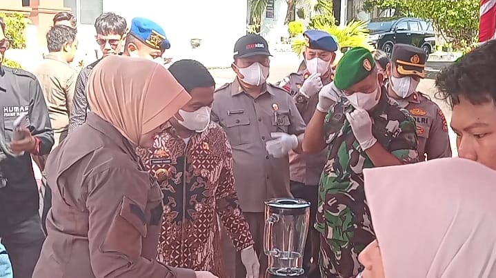 Walikota Parepare Tasming Hamid bersama Kejari Parepare Darfiah SH melakukan pemusnahan barang rampasan berupa narkotika di Kantor Kejaksaan Negeri Parepare