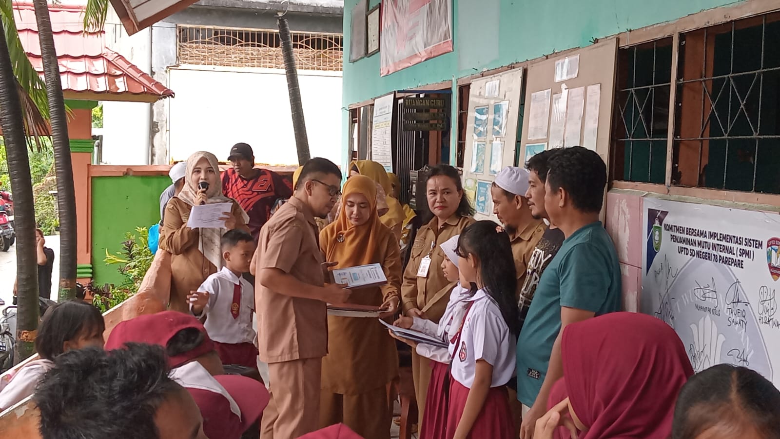 Sekolah memberikan apresiasi kepada siswa siswi berprestasi SDN 78 Parepare