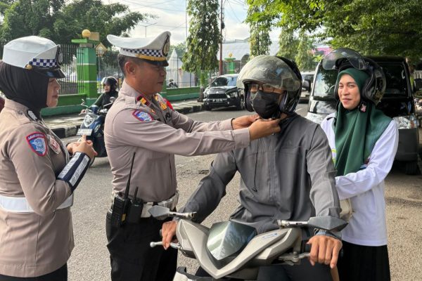 Sambut Natal dan Tahun Baru Satlantas Polres Parepare menghimbau warga untuk menggunakan helm