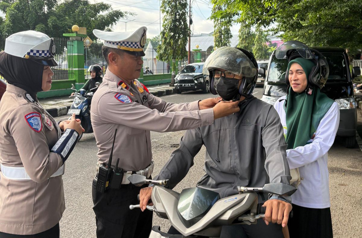 Sambut Natal dan Tahun Baru Satlantas Polres Parepare menghimbau warga untuk menggunakan helm