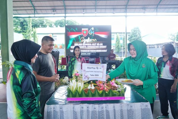 Pangdam XIV/Hasanuddin Mayjen TNI Bangun Nawoko bersama Ketua Persit Kartika Chandra Kirana PD XIV/Hasanuddin, Ny. Renny Bangun Nawoko menghadiri Syukuran Hari Ulang Tahun (HUT) ke-64 Korps Wanita Angkatan Darat
