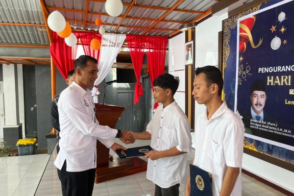 Lapas Parepare memberikan remisi Natal kepada warga binaan