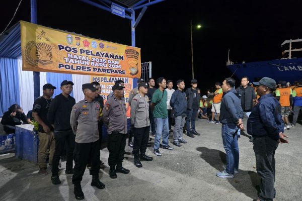 Ribuan penumpang turun dari KM Lambelu, petugas pos operasi lilin disiagakan