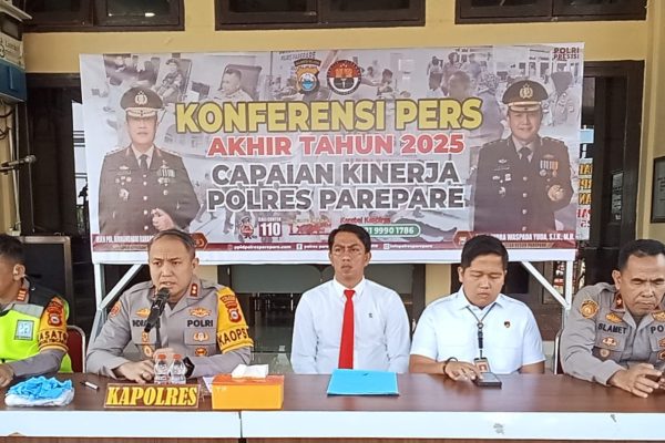Kapolres Parepare AKBP Indra Waspada Yudha didampingi pejabat utama Polres menggelar konferensi pers kinerja 2025
