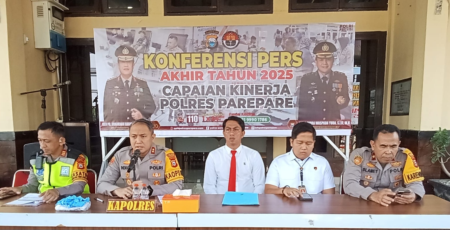 Kapolres Parepare AKBP Indra Waspada Yudha didampingi pejabat utama Polres menggelar konferensi pers kinerja 2025