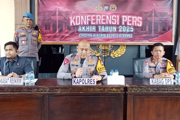 Kapolres Pinrang AKBP Edy Sabhara Manggabarani memimpin konferensi pers capaian kinerja jajarannya