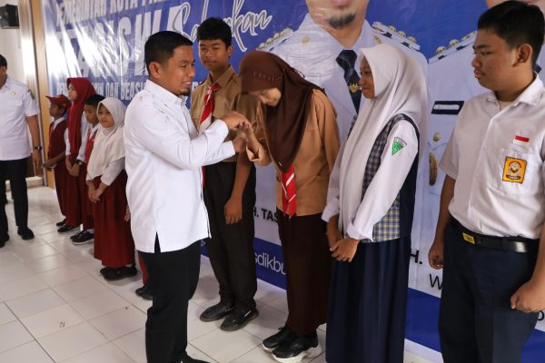 Walikota Parepare Tasming Hamid menyerahkan Bantuan Siswa Miskin dan BSM Berprestasi, serta Beasiswa Berprestasi
