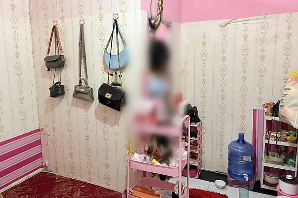 Wanita ditemukan meninggal tergantung di kamar kos