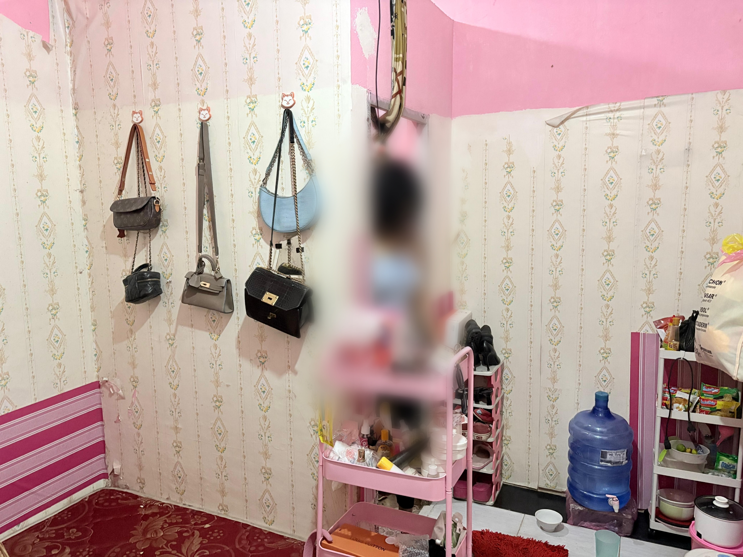 Wanita ditemukan meninggal tergantung di kamar kos
