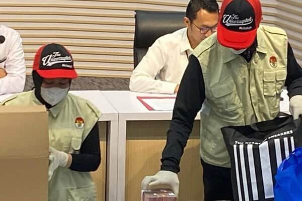 KPK menyita uang miliaran rupiah dan emas dari hasil OTT KPK terhadap pejabat kantor pajak Jakarta Utara