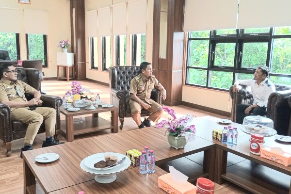 Walikota Parepare Tasming Hamid didampingi Sekda Amarun Agung Hamka menerima audiensi Ketua PWI Parepare Fatahuddin dalam rangka kegiatan workshop jurnalistik dan kehumasan