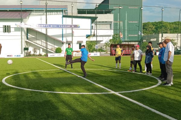 Walikota Parepare Tasming Hamid menendang bola ke gawang sebagai tanda dimulainya turnamen disaksikan owner Titik Kumpul Mini Soccer Ibrahim Mukti