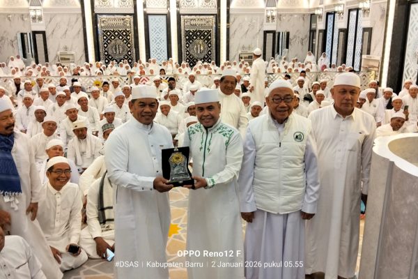 Penyerahan conderamata dari Pendiri Yayasan Zamzam centre Barru H Husain Saide ke Muassis Majelis Syuhada Parepare H Baktiar Syarifuddin dengan latar jemaah