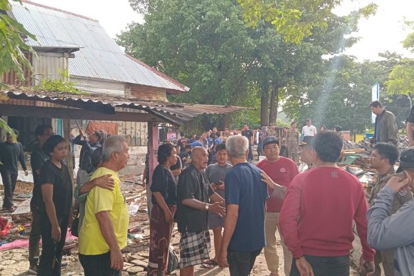 Kasat Reskrim Polres Parepare AKP Agus Purwanto menenangkan sejumlah pihak yang protes terhadap pembongkaran bangunan di kawasan Kampung Enjoy