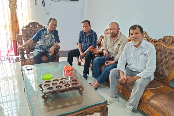 Kepala Dinas Kominfo Kabupaten Sidrap Mahluddin Sam menerima kunjungan silaturahmi pimpinan portal berita online VOICESULSEL dan pengurus IKA KKPMBR di ruang kerjanya