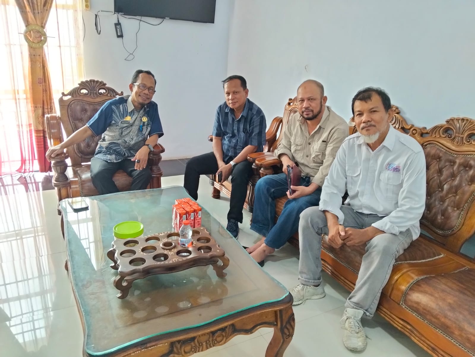 Kepala Dinas Kominfo Kabupaten Sidrap Mahluddin Sam menerima kunjungan silaturahmi pimpinan portal berita online VOICESULSEL dan pengurus IKA KKPMBR di ruang kerjanya