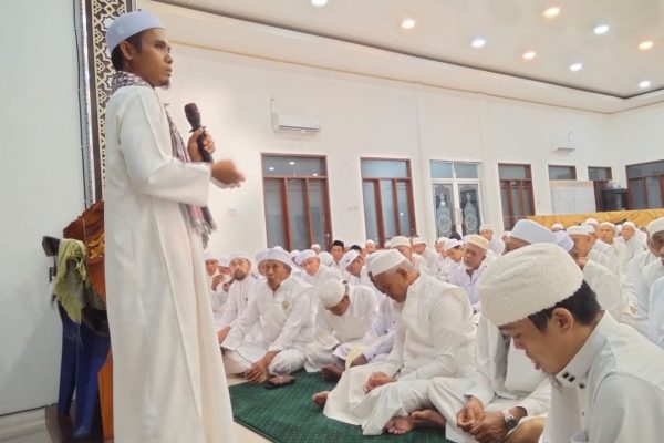 Ratusan jemaah memadati Masjid Binti Marwati Kompleks Perumahan Mario City, Kelurahan Galung Maloang, Kecamatan Bacukiki