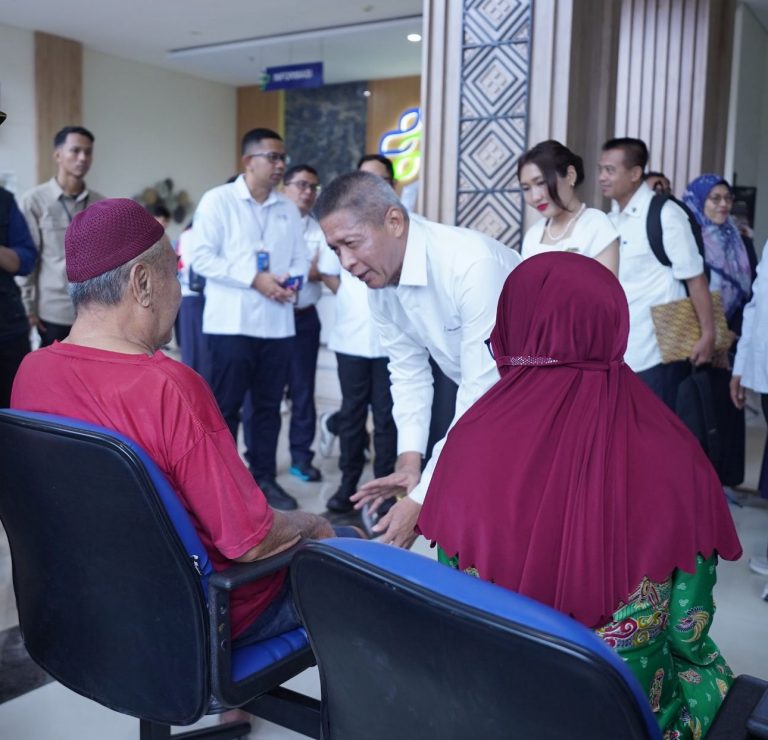 Dewan Komisaris PT Pertamina bersama Komite Audit serta Komite Pemantau Investasi dan Manajemen Risiko melaksanakan management walkthrough ke Rumah Sakit Otak dan Jantung Pertamina Makassar Royal Biringkanaya, Sulawesi Selatan