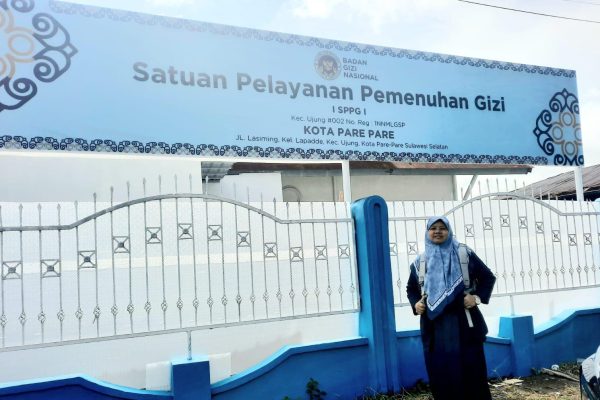 Foto Penulis dengan latar SPPG MBG di Jalan Lasiming Kota Parepare