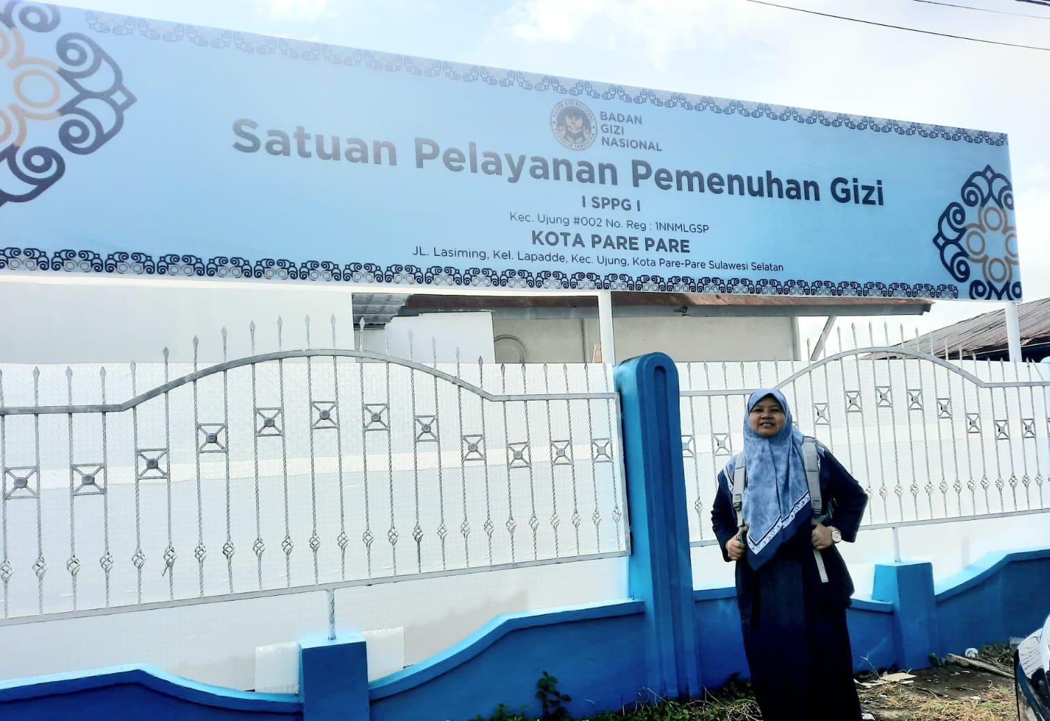 Foto Penulis dengan latar SPPG MBG di Jalan Lasiming Kota Parepare