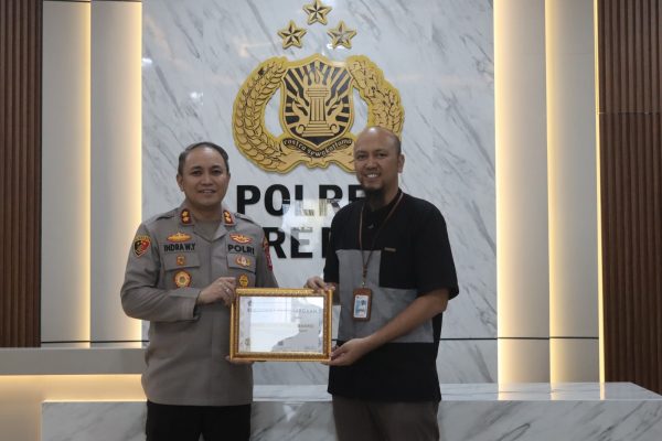 Kapolres Parepare AKBP Indra Waspada Yuda menerima Sertifikat Penghargaan Nilai IKPA Tertinggi