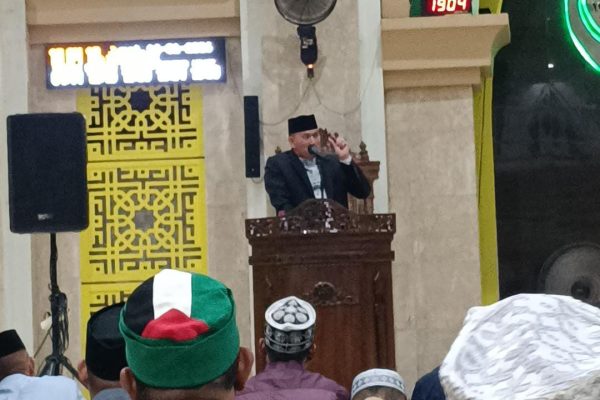 Danyon Brimob Kompol Ramli membawakan taushiyah di Masjid Agung Kota Parepare