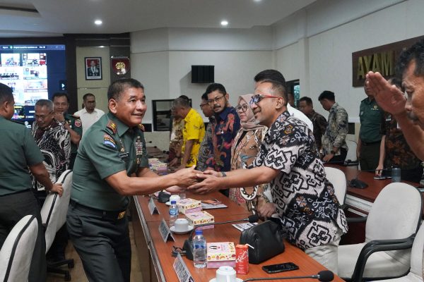 Pangdam XIV/Hasanuddin Mayjen TNI Bangun Nawoko menerima paparan kesiapan pelaksanaan kegiatan TNI Manunggal Membangun Desa (TMMD) Ke-127