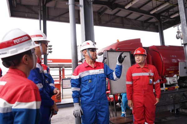 PT Pertamina Patra Niaga Regional Sulawesi melaksanakan kegiatan Management Walkthrough (MWT) bersama Dewan Komisaris di sejumlah objek vital distribusi energi