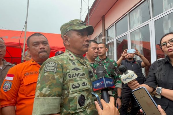 Pangdam XIV/Hasanuddin Mayjen TNI Bangun Nawoko memberikan keterangan pers
