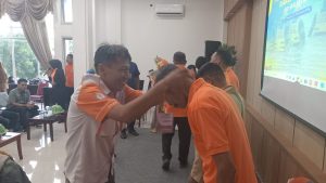 Ketua Orari Lokal Parepare Hari Patriot Utomo menyematkan tanda peserta tanda dimulainya kegiatan pelatihan