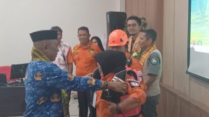 Walikota diwakili Kadis Damkar Abdul Waris Muhiddin memberikan bantuan berupa perlengkapan kepada peserta