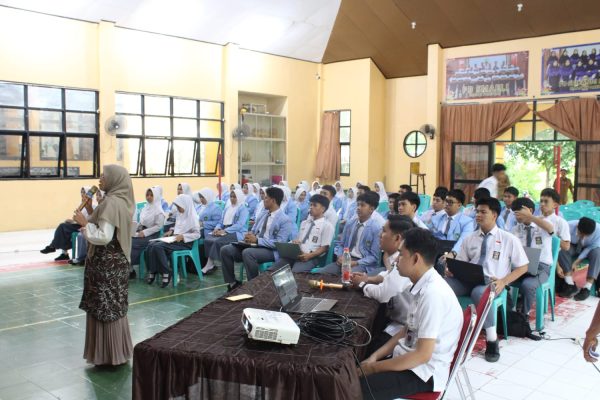 Ketua Divisi Teknis Penyelenggaraan KPU Kota Parepare, Nur Islah, membawakan materi seputar demokrasi dan pemilu dihadapan peserta didik SMAN 5 Parepare