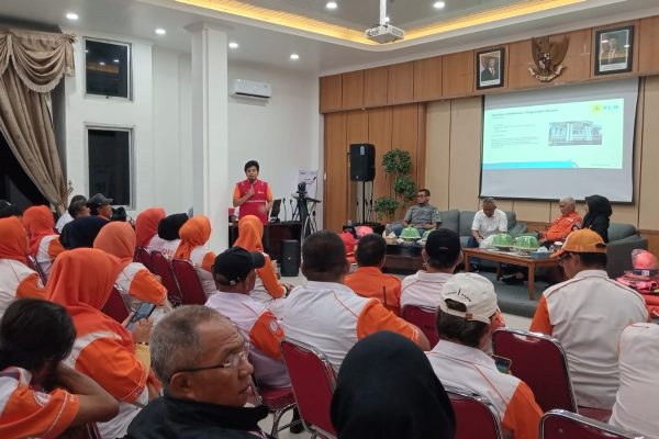 Pemateri dari PLN UP3 Parepare membawakan materi terkait edukasi Keselamatan Ketenagalistrikan