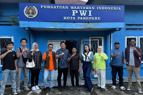 Ketua Panitia Ramadan Fair Jean Ahmad Rifai didampingi Ketua PWI Parepare Fatahuddin saat silaturahmi di kantor PWI Parepare Senin 19 Juni 2026
