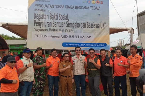 Foto bersama Camat Ujung dan Manager PLN UID Sulselrabar di lokasi bakti sosial desa siaga di Tegal Kelurahan lapadde Kota Parepare