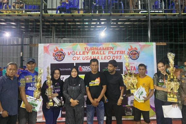 Wakil Bupati Sidrap Nur Kanaah menyerahkan piala pada turnamen bola voli di Sidrap