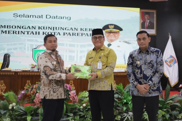 Wakil Walikota Balikpapan Bagus Susetyo menyambut kedatangan Walikota Parepare Tasming Hamid bersama rombongan Forkopimda Parepare