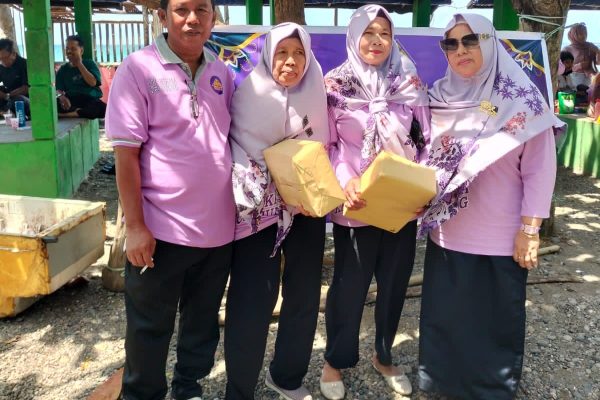 Ketua Himpunan Keluarga Masenrempulu Kecamatan Ujung Ibrahim Suanda bersama Ketua Majelis Taklim Hikma Parmiati dan pengurus 
