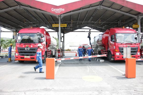 Sejumlah mobil pengangkut BBM PT Pertamina Patra Niaga Sulawesi standby menunggu akses jalan dapat kembali dilalui 