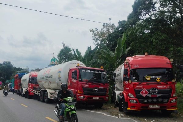 Antrian kendaraan BBM PT Pertamina Patra Niaga Sulawesi yang antri menunggu penyaluran ke wilayah Luwu dan sekitarnya