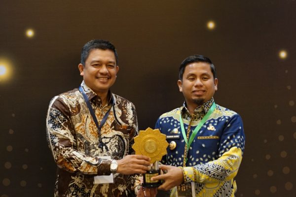 Wali Kota Parepare Tasming Hamid menerima Penghargaan Universal Health Coverage (UHC) Award 2026 di Jakarta