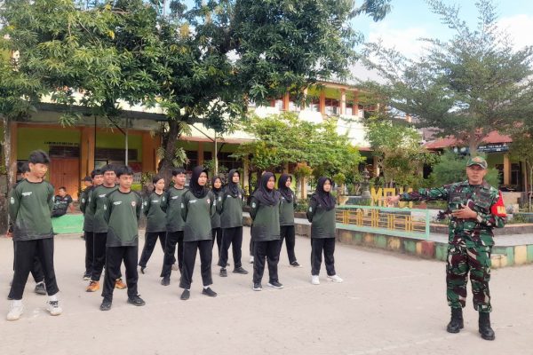 Babinsa Koramil 1405-01/Ujung, Kelurahan Mallusetasi, Sertu Muhammad Ali, melaksanakan kegiatan pelatihan Peraturan Baris Berbaris (PBB) kepada para siswa dan siswi UPTD SMP Negeri 1 Parepare