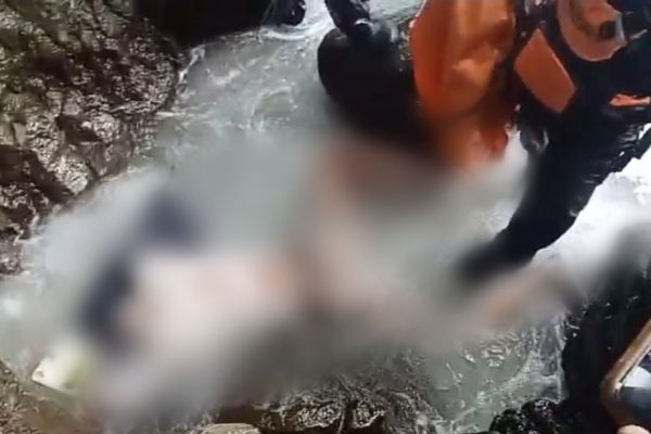 Tim SAR Gabungan mengevakuasi korban tenggelam yang ditemukan di sekitar pantai Paputo Tonrangeng