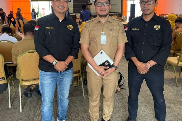Sekretaris Daerah Kota Parepare Amarun Agung Hamka berfoto bersama dua pegawai Kantor Bea Cukai Parepare pada kegiatan workshop jurnalistik dan kehumasan PWI