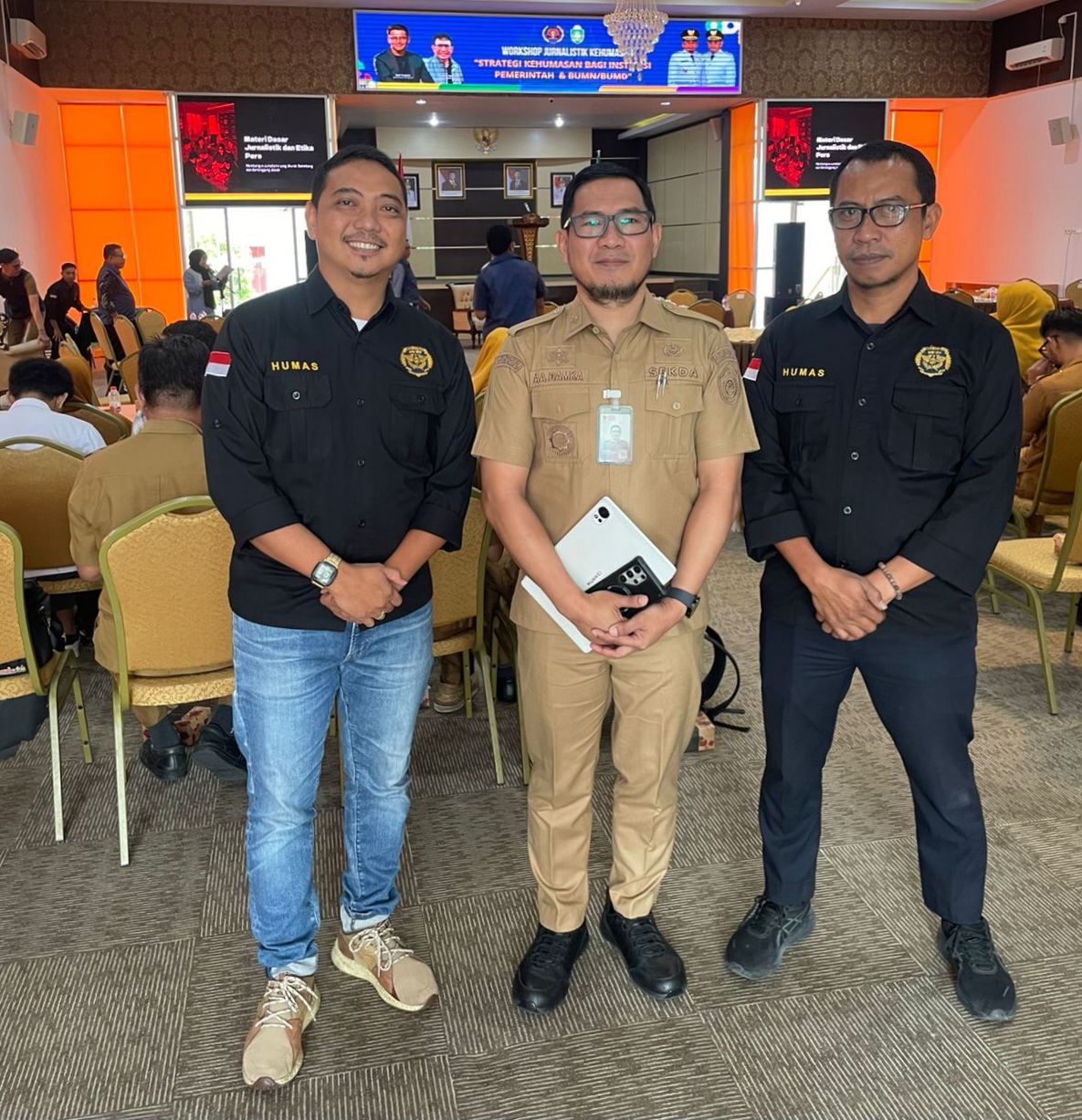 Sekretaris Daerah Kota Parepare Amarun Agung Hamka berfoto bersama dua pegawai Kantor Bea Cukai Parepare pada kegiatan workshop jurnalistik dan kehumasan PWI