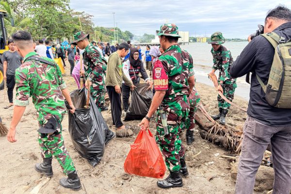 Sinergitas TNI/Polri bersama jajaran Pemerintah Kota Parepare membersihkan kawasan pantai dari sampah