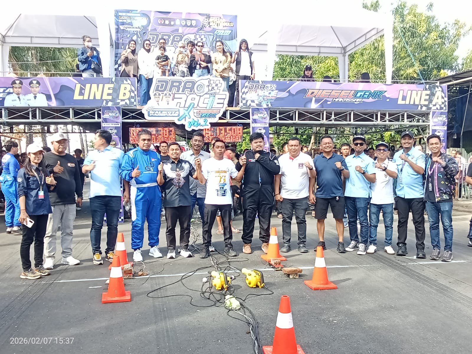 Wali Kota Parepare Tasming Hamid bersama Wakil Ketua IMI Syaharuddin Alrif saat menghadiri event otomotif Drag Race di Parepare