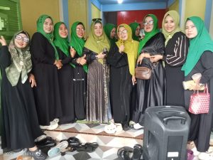Kekompakan anggota Majelis Cinta Rasul Parepare terlihat saat mengikuti pengajian dan arisan bersama
